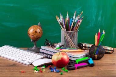 Okul malzemeleri için çalışma masasında bileşiminde