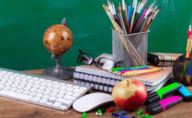 Okul malzemeleri için çalışma masasında bileşiminde