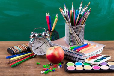 Okul malzemeleri için çalışma masasında bileşiminde