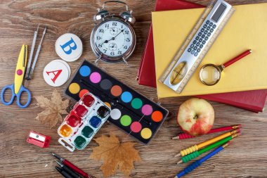 Okul malzemeleri için çalışma masasında bileşiminde