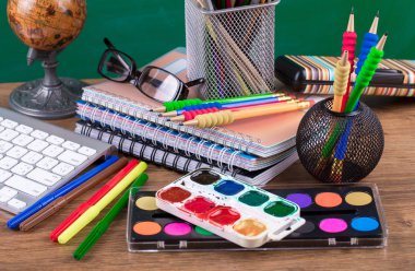 Okul malzemeleri için çalışma masasında bileşiminde