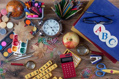 Okul malzemeleri için çalışma masasında bileşiminde