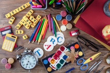 Okul malzemeleri için çalışma masasında bileşiminde