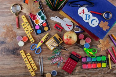 Okul malzemeleri için çalışma masasında bileşiminde