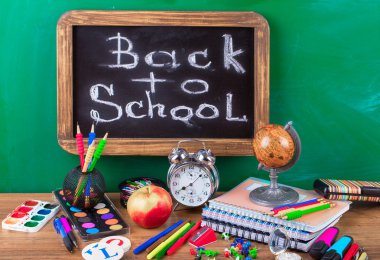 Okul malzemeleri için çalışma masasında bileşiminde