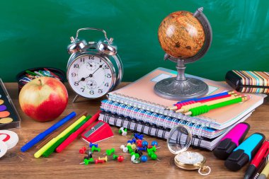 Okul malzemeleri için çalışma masasında bileşiminde