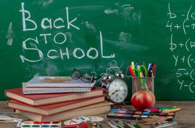 Okul malzemeleri için çalışma masasında bileşiminde