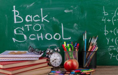 Okul malzemeleri için çalışma masasında bileşiminde