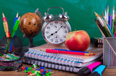 Okul malzemeleri için çalışma masasında bileşiminde