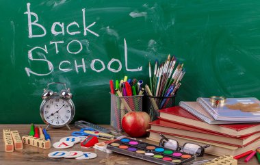 Okul malzemeleri için çalışma masasında bileşiminde