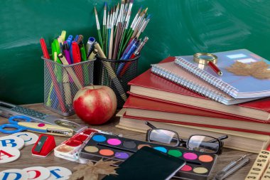 Okul malzemeleri için çalışma masasında bileşiminde