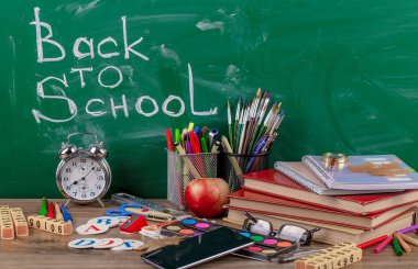 Okul malzemeleri için çalışma masasında bileşiminde