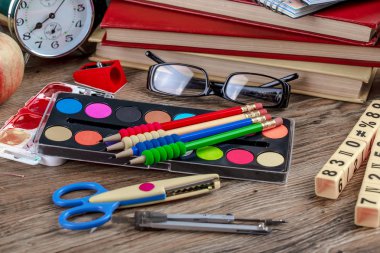 Okul malzemeleri için çalışma masasında bileşiminde