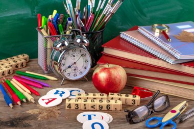 Okul malzemeleri için çalışma masasında bileşiminde