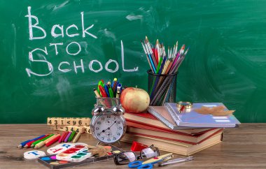 Okul malzemeleri için çalışma masasında bileşiminde