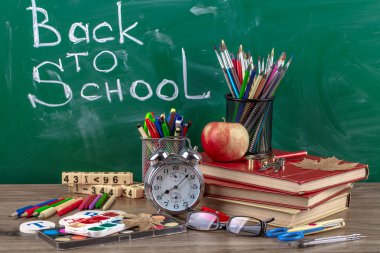 Okul malzemeleri için çalışma masasında bileşiminde