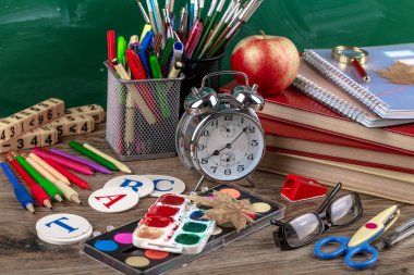 Okul malzemeleri için çalışma masasında bileşiminde