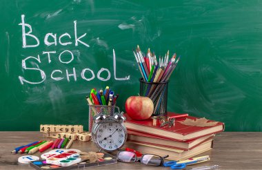 Okul malzemeleri için çalışma masasında bileşiminde