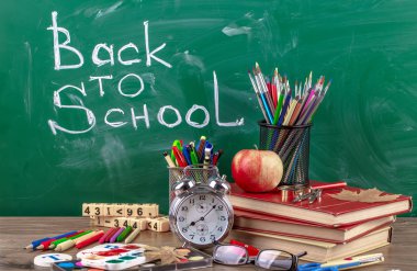 Okul malzemeleri için çalışma masasında bileşiminde