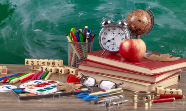 Okul malzemeleri için çalışma masasında bileşiminde