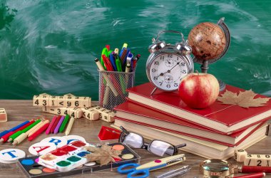 Okul malzemeleri için çalışma masasında bileşiminde