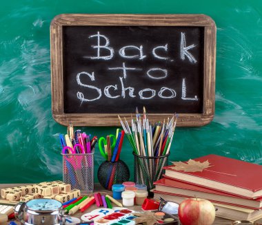 Okul malzemeleri için çalışma masasında bileşiminde