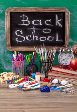 Okul malzemeleri için çalışma masasında bileşiminde