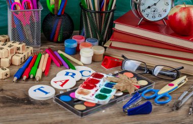 Okul malzemeleri için çalışma masasında bileşiminde