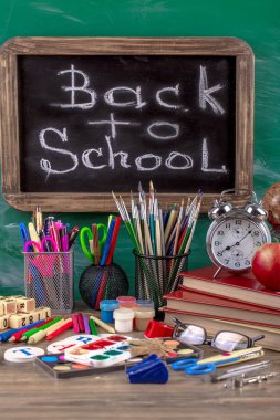 Okul malzemeleri için çalışma masasında bileşiminde