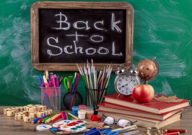 Okul malzemeleri için çalışma masasında bileşiminde