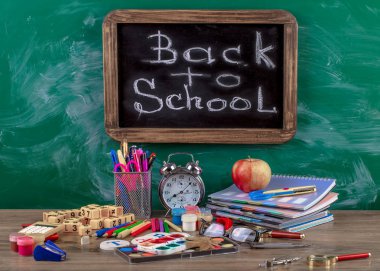 Okul malzemeleri için çalışma masasında bileşiminde