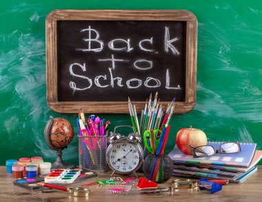 Okul malzemeleri için çalışma masasında bileşiminde