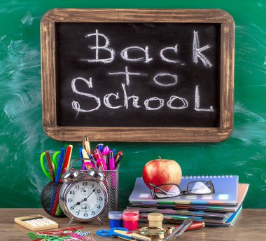 Okul malzemeleri için çalışma masasında bileşiminde