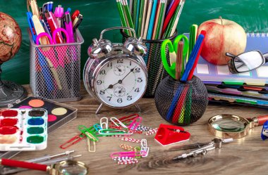 Okul malzemeleri için çalışma masasında bileşiminde