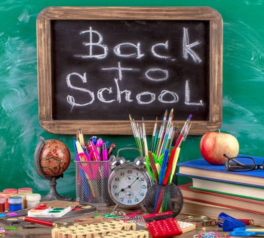 Okul malzemeleri için çalışma masasında bileşiminde