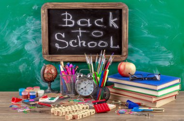 Okul malzemeleri için çalışma masasında bileşiminde