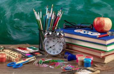Okul malzemeleri için çalışma masasında bileşiminde