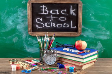 Okul malzemeleri için çalışma masasında bileşiminde