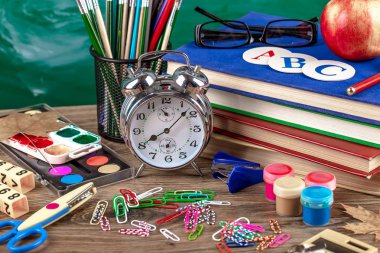 Okul malzemeleri için çalışma masasında bileşiminde