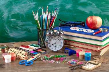 Okul malzemeleri için çalışma masasında bileşiminde
