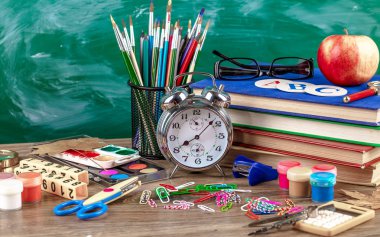 Okul malzemeleri için çalışma masasında bileşiminde