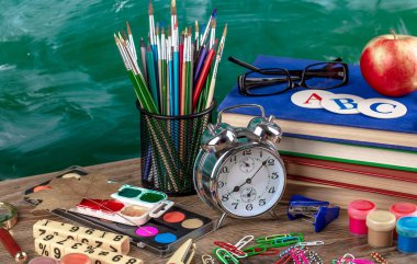 Okul malzemeleri için çalışma masasında bileşiminde