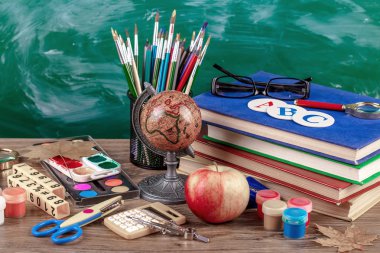 Okul malzemeleri için çalışma masasında bileşiminde