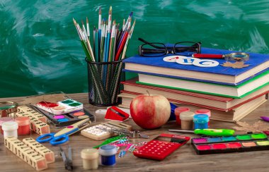 Okul malzemeleri için çalışma masasında bileşiminde