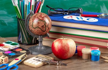 Okul malzemeleri için çalışma masasında bileşiminde