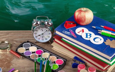 Okul malzemeleri için çalışma masasında bileşiminde