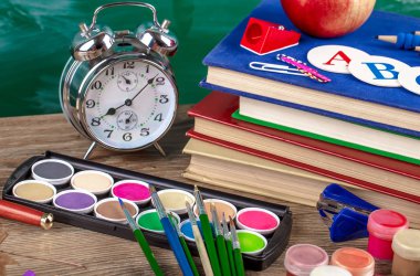 Okul malzemeleri için çalışma masasında bileşiminde