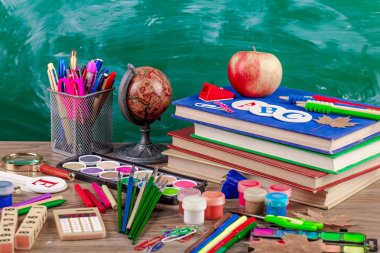 Okul malzemeleri için çalışma masasında bileşiminde
