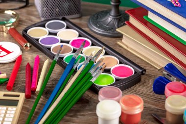 Okul malzemeleri için çalışma masasında bileşiminde