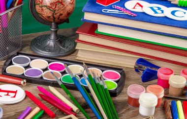 Okul malzemeleri için çalışma masasında bileşiminde